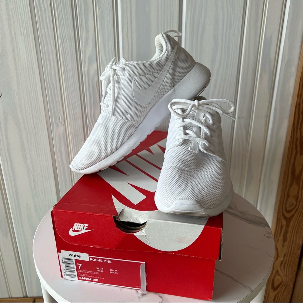 EUC White Nike Roshe One